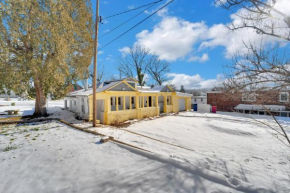 3 Bedroom Home Close to Everything - Offstreet parking - Full Laundry home